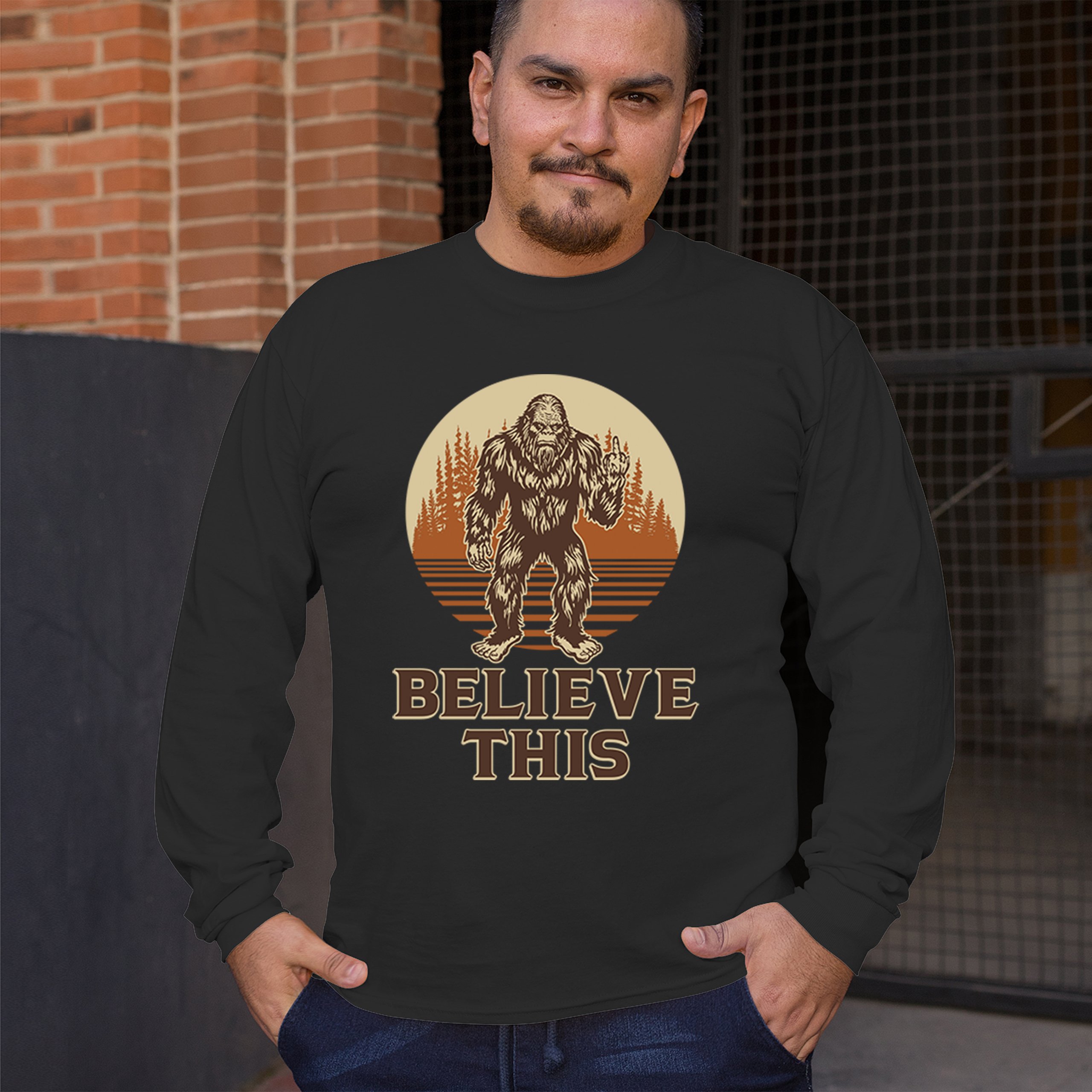 ALTRA Maglietta Bigfoot Believe This manica lunga divertente Sasquatch umorismo dito medio