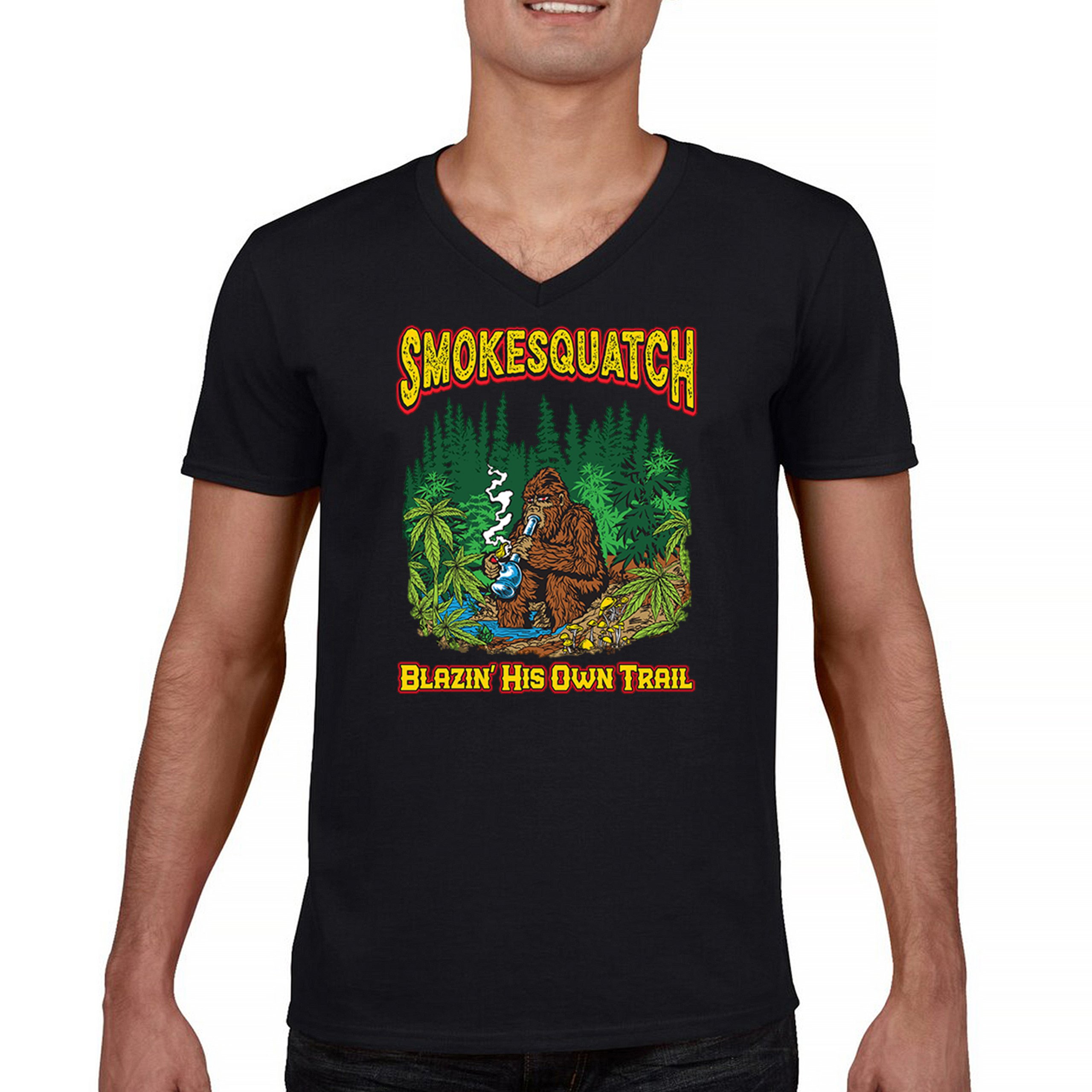 ALTRA T shirt scollo a V Smokesquatch Bigfoot Weed Blazin Own Trail Bong Cannabis Tee