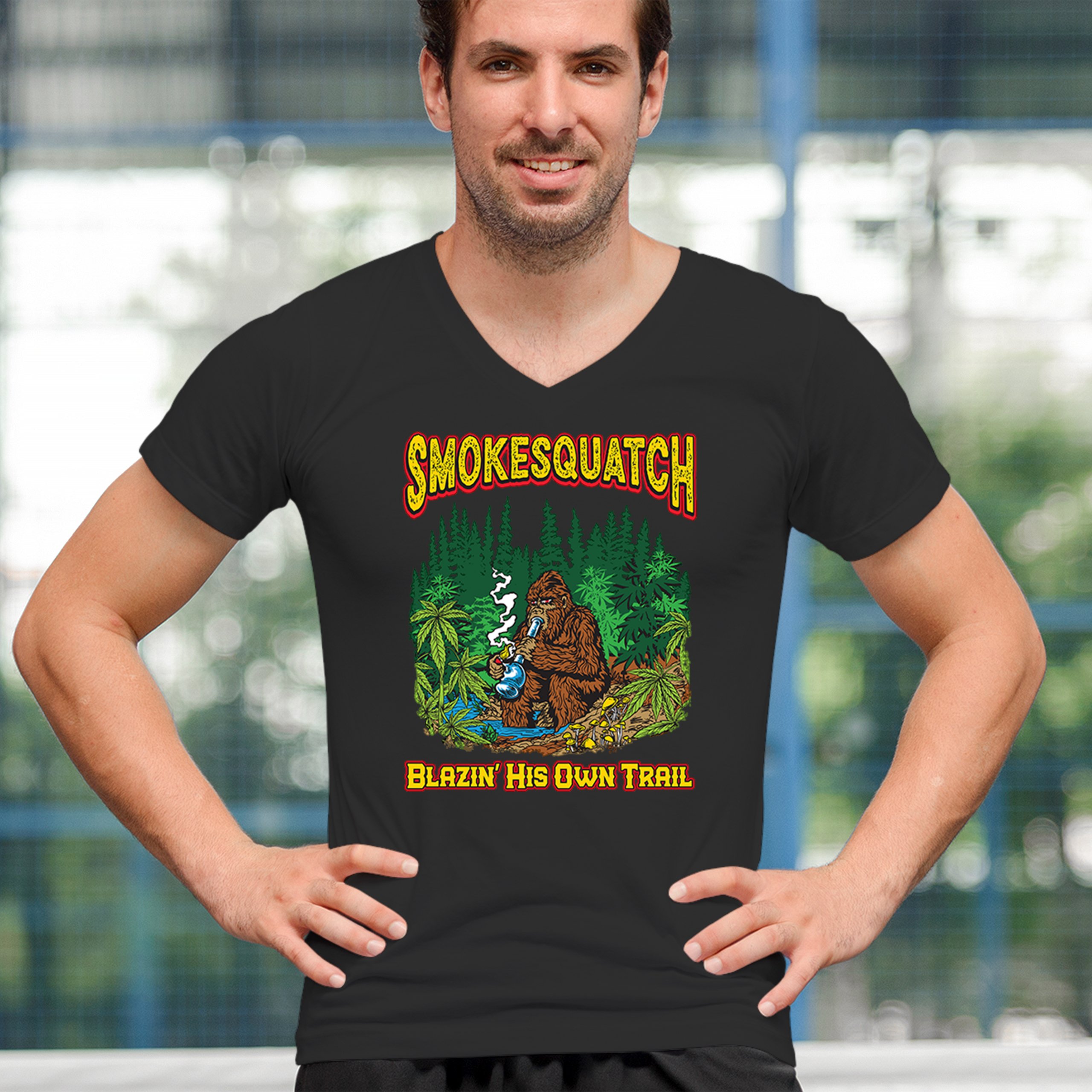 ALTRA T shirt scollo a V Smokesquatch Bigfoot Weed Blazin Own Trail Bong Cannabis Tee