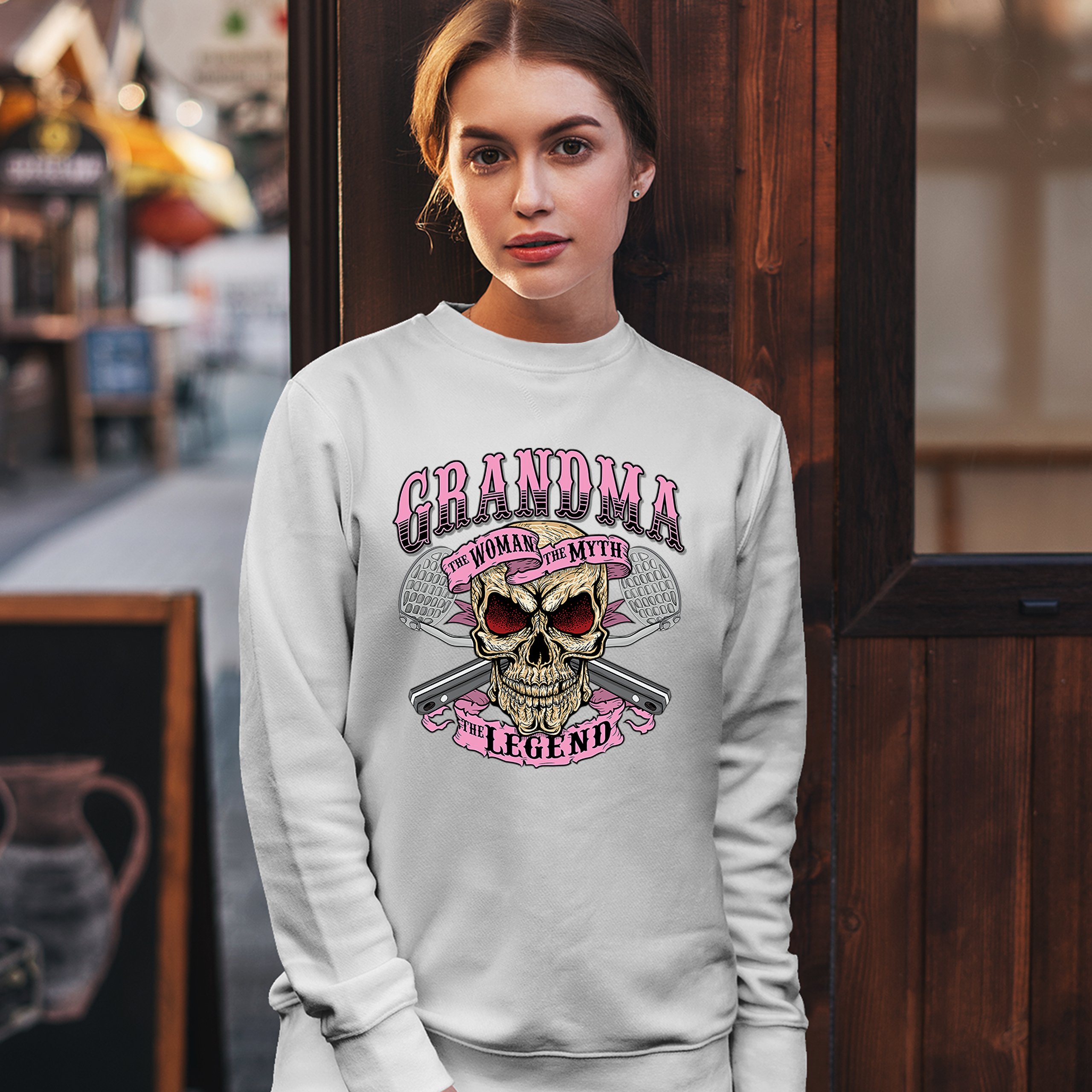 Oma die Frau der Mythos die Legende Sweatshirt Muttertag Oma Rundhalsausschnitt - Bild 17 von 29