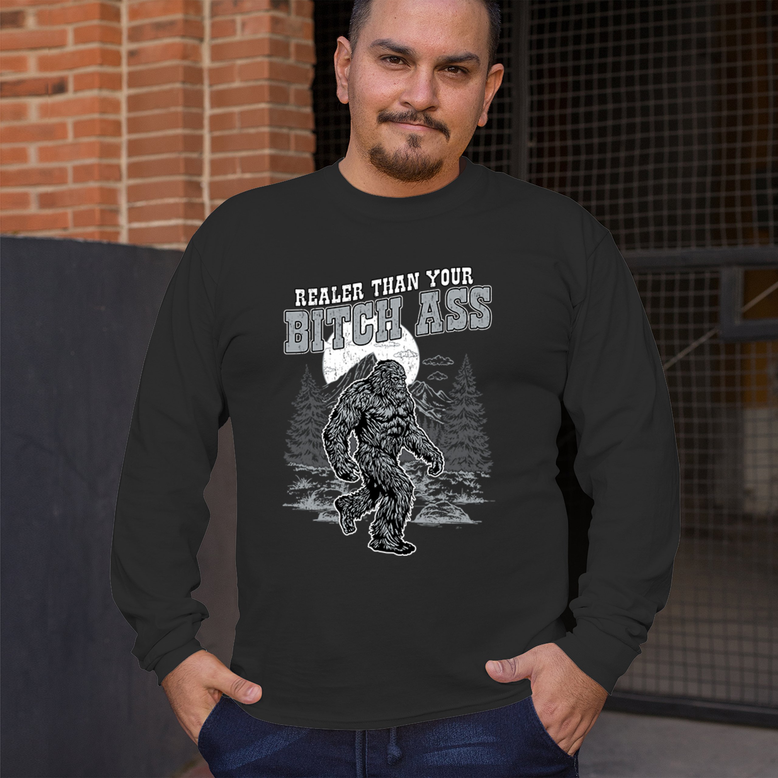 ALTRA Maglietta manica lunga Realer Than Your Bitch Ass divertente Bigfoot scherzo sarcastico