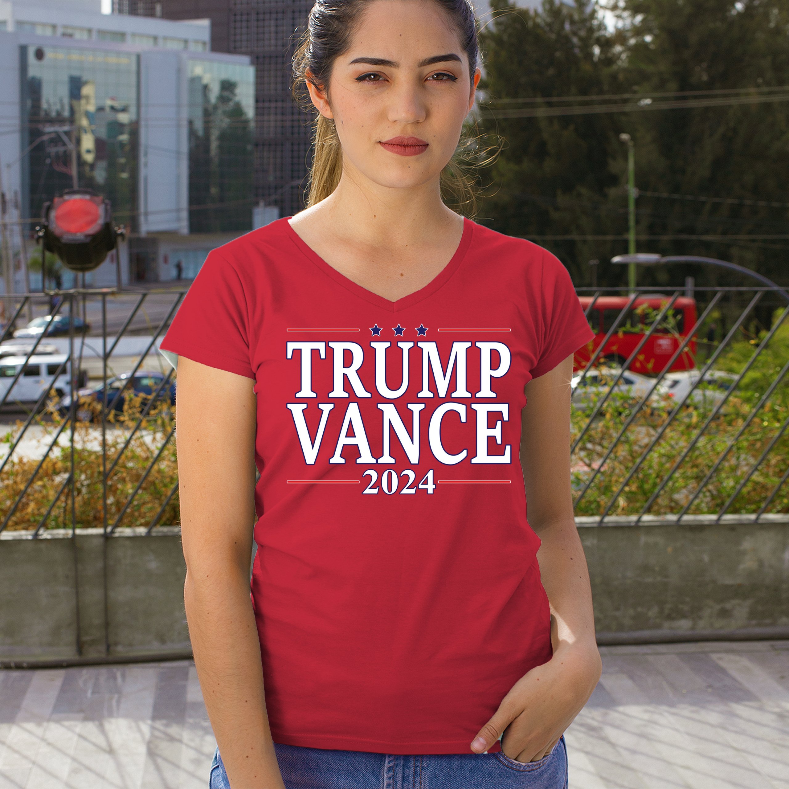 T-shirt donna scollo a V bandiera Trump 2024 rieletta Trump Keep